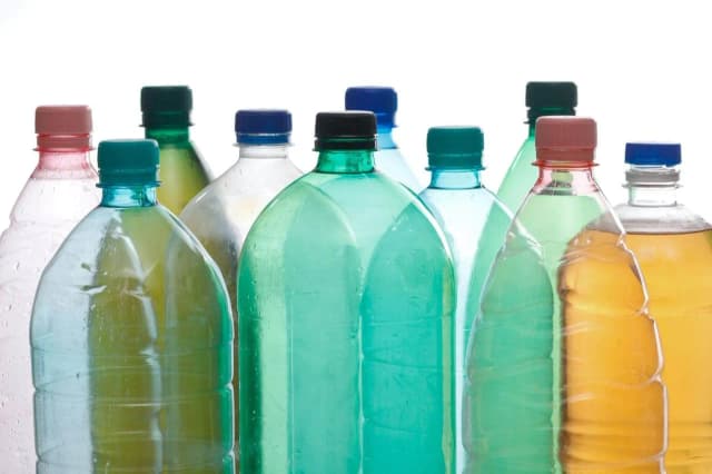 Czy alkohol w plastikowej butelce jest bezpieczny? Poznaj ważne fakty Czy alkohol w plastikowej butelce jest bezpieczny? Poznaj ważne fakty