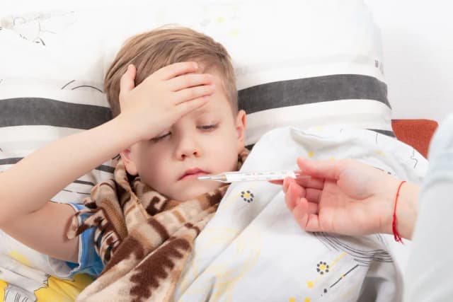 Kiedy podać niemowlakowi lek na gorączkę? Ważne wskazówki dla rodziców Kiedy podać niemowlakowi lek na gorączkę? Ważne wskazówki dla rodziców