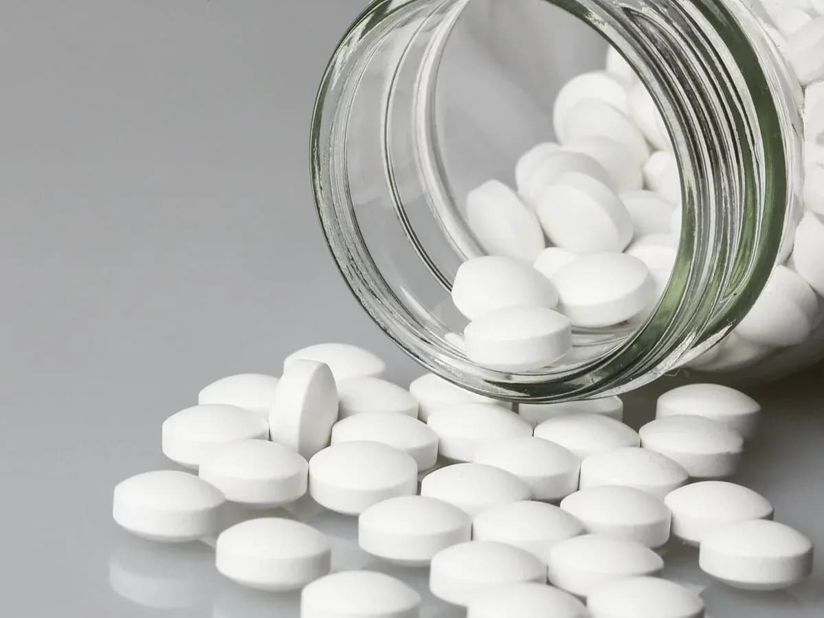 Tabletki przeciwbólowe po alkoholu: Zagrożenia i konsekwencje Tabletki przeciwbólowe po alkoholu: Zagrożenia i konsekwencje