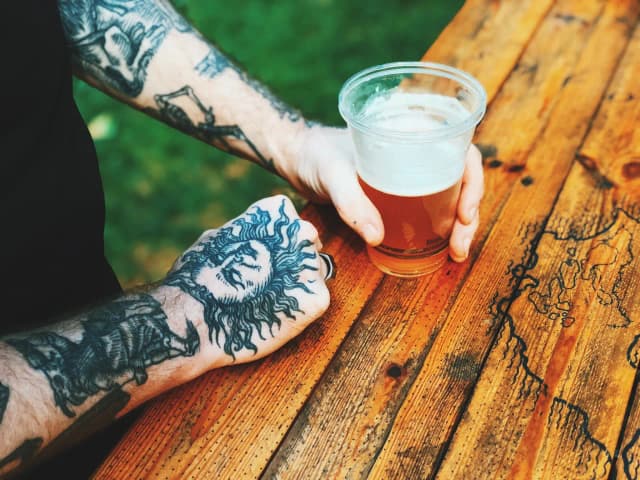 Picie alkoholu po tatuażu: co musisz wiedzieć dla bezpieczeństwa Picie alkoholu po tatuażu: co musisz wiedzieć dla bezpieczeństwa