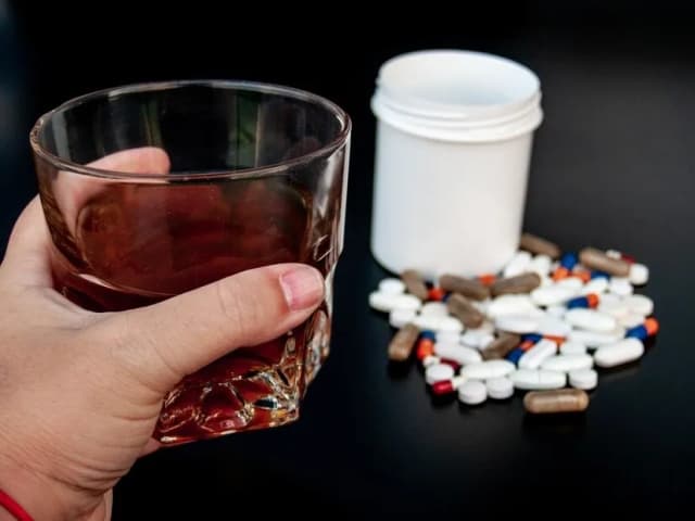 Czy ibuprom można mieszać z alkoholem? Poznaj ryzyka i skutki uboczne Czy ibuprom można mieszać z alkoholem? Poznaj ryzyka i skutki uboczne