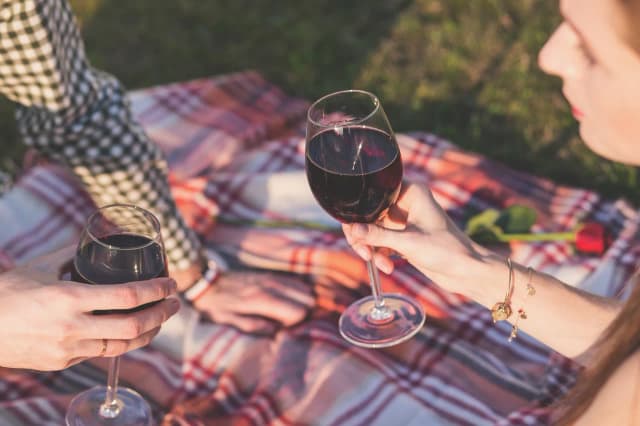 Czy można pić alkohol podczas okresu - poznaj prawdę i zagrożenia Czy można pić alkohol podczas okresu - poznaj prawdę i zagrożenia