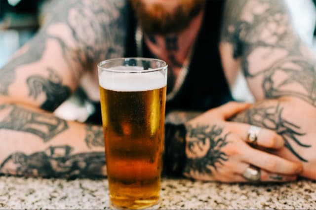 Alkohol przed zrobieniem tatuażu: co musisz wiedzieć o zagrożeniach Alkohol przed zrobieniem tatuażu: co musisz wiedzieć o zagrożeniach