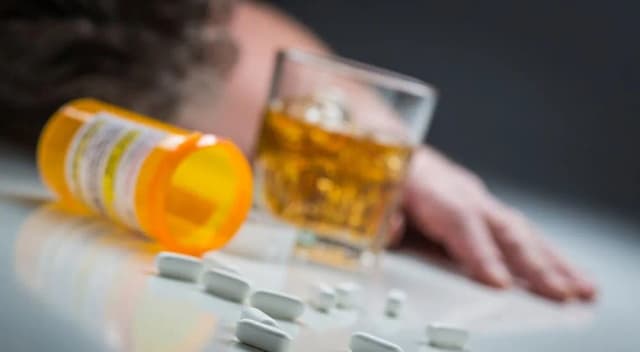 Alkohol i antydepresanty: Ryzyko i skutki łączenia. Co musisz wiedzieć Alkohol i antydepresanty: Ryzyko i skutki łączenia. Co musisz wiedzieć