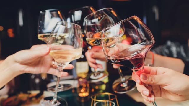 Niedoczynność tarczycy a alkohol: Czy można pić? Skutki i fakty Niedoczynność tarczycy a alkohol: Czy można pić? Skutki i fakty