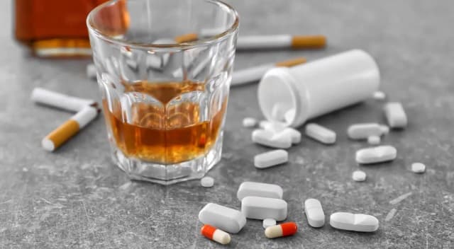 Alkohol po antybiotyku: Kiedy można pić? Unikaj poważnych błędów Alkohol po antybiotyku: Kiedy można pić? Unikaj poważnych błędów