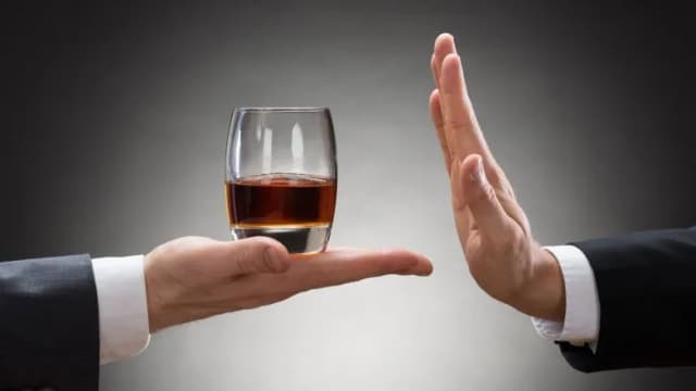 Kiedy można bezpiecznie pić alkohol podczas stosowania Encortonu? Fakty Kiedy można bezpiecznie pić alkohol podczas stosowania Encortonu? Fakty