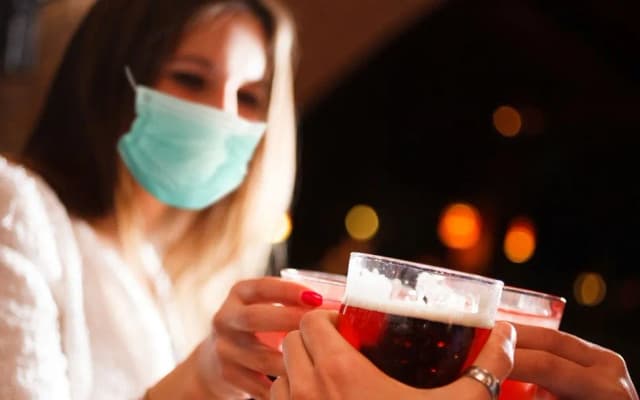 Alkohol przed szczepieniem - eksperci wyjaśniają co musisz wiedzieć Alkohol przed szczepieniem - eksperci wyjaśniają co musisz wiedzieć