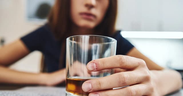 Czy przy antykoncepcji można pić alkohol? Poznaj fakty i zagrożenia Czy przy antykoncepcji można pić alkohol? Poznaj fakty i zagrożenia
