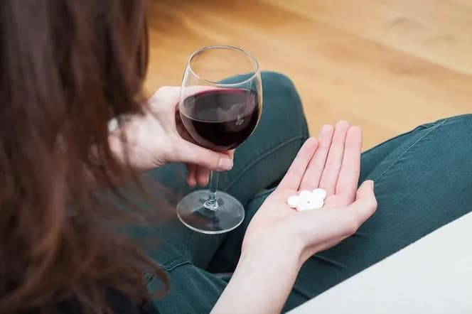Furagina i alkohol: Niebezpieczne połączenie - Skutki i Zagrożenia Furagina i alkohol: Niebezpieczne połączenie - Skutki i Zagrożenia