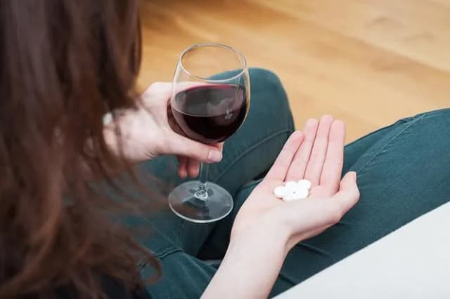 Furagina i alkohol: Niebezpieczne połączenie - Skutki i Zagrożenia Furagina i alkohol: Niebezpieczne połączenie - Skutki i Zagrożenia