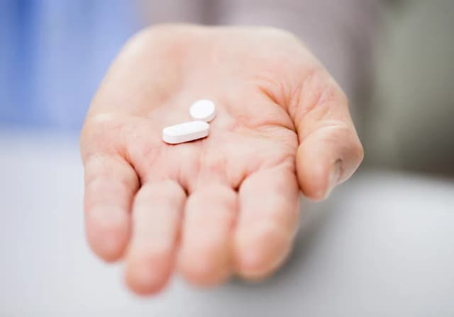 Czy paracetamol można łączyć z alkoholem? Ryzyko dla zdrowia i wątroby Czy paracetamol można łączyć z alkoholem? Ryzyko dla zdrowia i wątroby