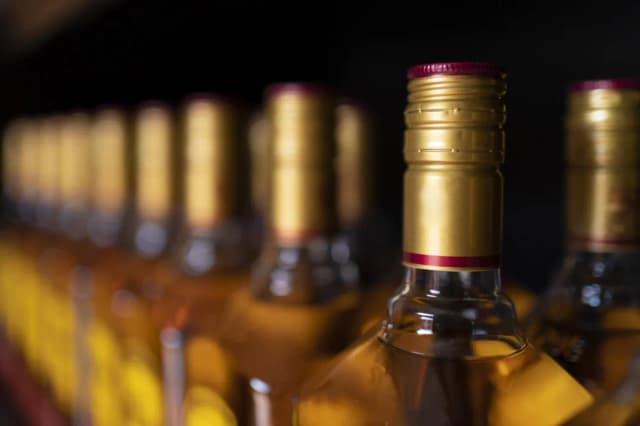Wysyłanie alkoholu pocztą za granicę: co musisz wiedzieć przed wysyłką Wysyłanie alkoholu pocztą za granicę: co musisz wiedzieć przed wysyłką