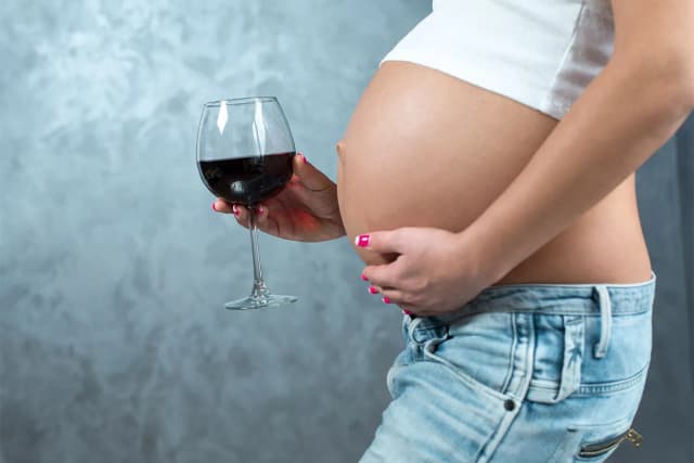 Czy alkohol wpływa na zajście w ciążę? Fakty i zagrożenia Czy alkohol wpływa na zajście w ciążę? Fakty i zagrożenia